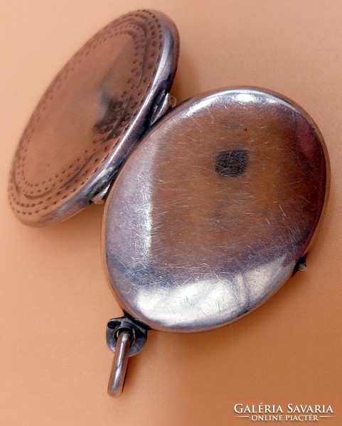 Antik ezüst fényképtartós medál vésett díszítéssel