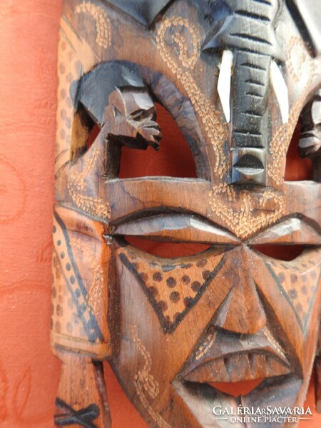 Keleti fa faragott fali maszk elefánt és bennszülött dekorral