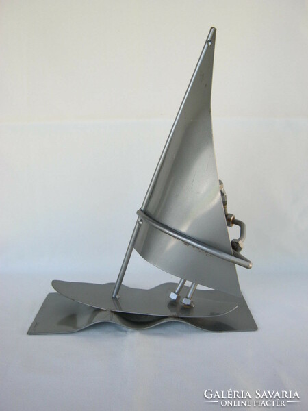 Loft design fém szörfös figura