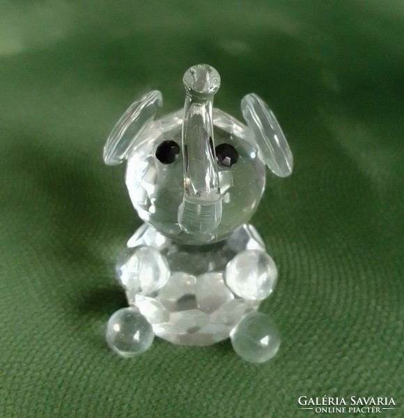 Felemelt ormányú, szerencsehozó, ülő kristály üveg elefánt figura szobor Swarovski jellegű