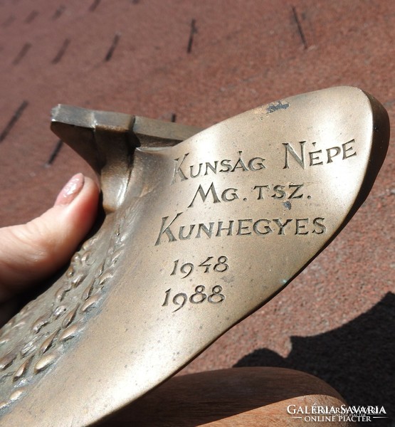 Jelzett bronz műalkotás Ásó alakú, Kunság Népe MGTSZ.KUNHEGYES 1948-1988 - hátulján jelzett