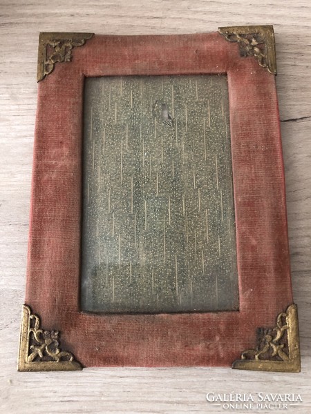 Photo frame with velvet bronze corner decoration