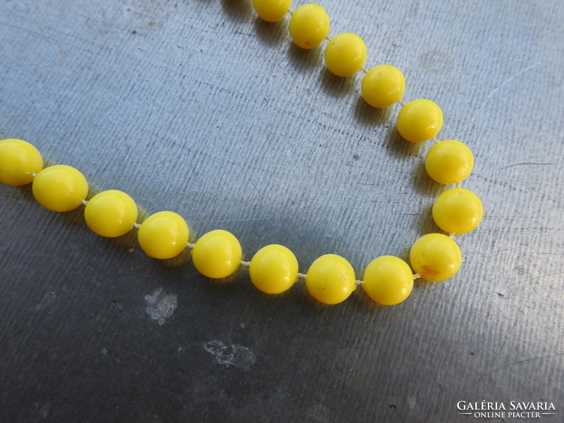 Régi vásári bizsu nyaklánc - műanyag sárga gyöngysor