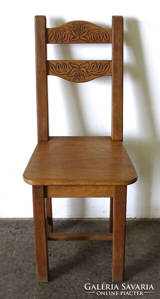 1L032 carved chair in good condition