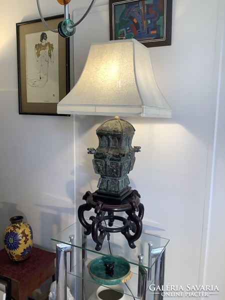 Nagyméretű kínai bronz lámpa a 70-es 80-as évekből, a klasszikus és eklektikus enteriőr kedvelőinek.