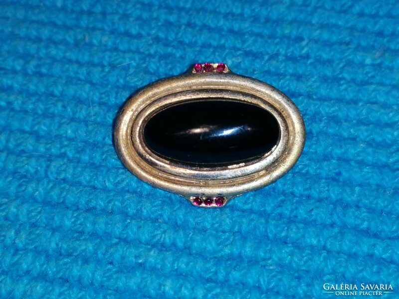 Black center small brooch (458)