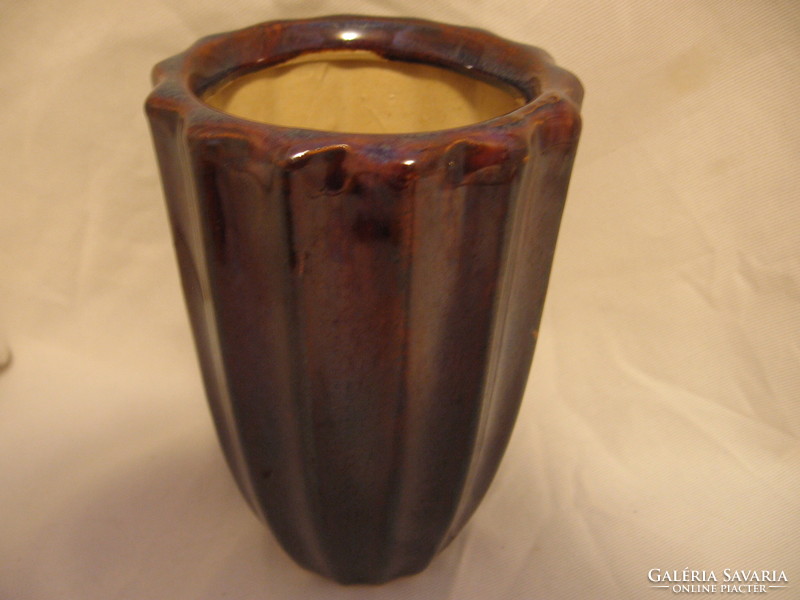 Csoki barna bordás kerámia váza, kaspó