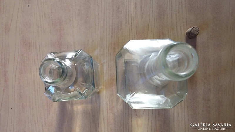 Két régi kis üveg palack