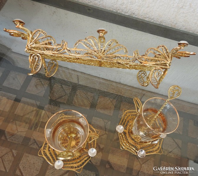 Aranyozott gyöngyökkel díszített aprólékos keleti munka - tálca üvegbetétes poharakkal