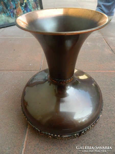 Lignifer vase with large hand-hammered handicrafts.