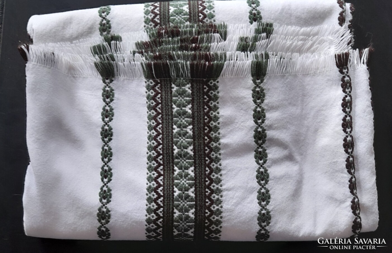 Embroidered tablecloth, on a white background with a green-brown pattern, with a fringe 168 x 164 cm