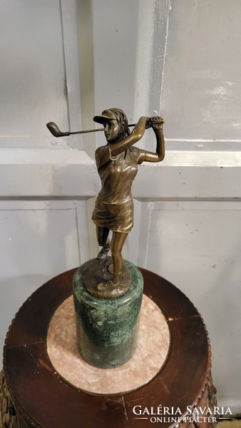 Golfozó bronzszobor márványtalpon