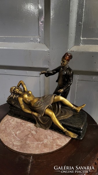 Bécsi Bergman  festett bronz arab férfi fekvő nővel