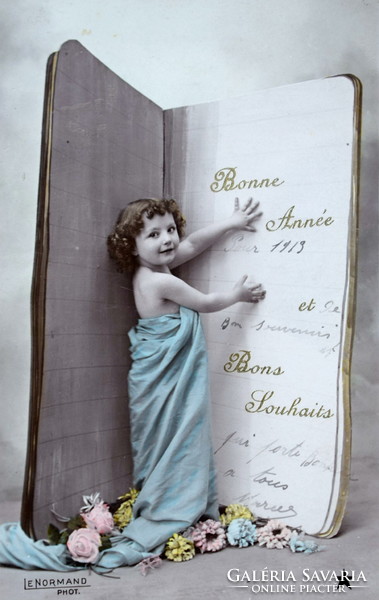 Antik Újévi üdvözlő fotó képeslap  kisgyerek  hatalmas naptárban