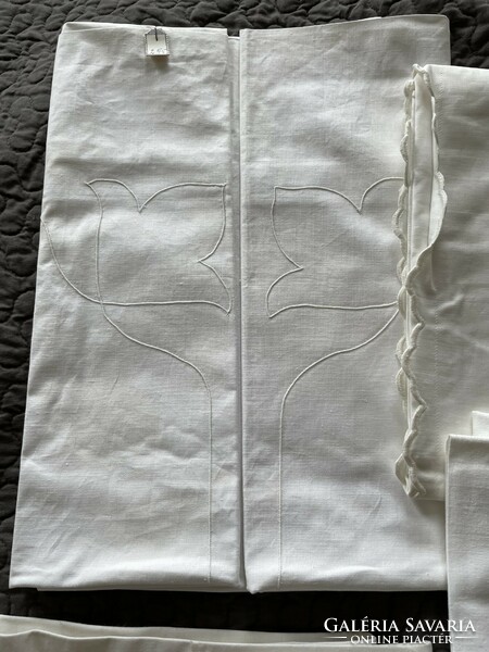 High quality embroidered white damask pillowcase, in new condition