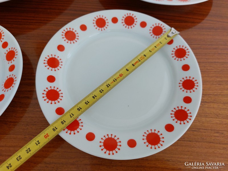 Retro 4 lowland porcelain plates with a red pattern, the largest is 28.7 cm