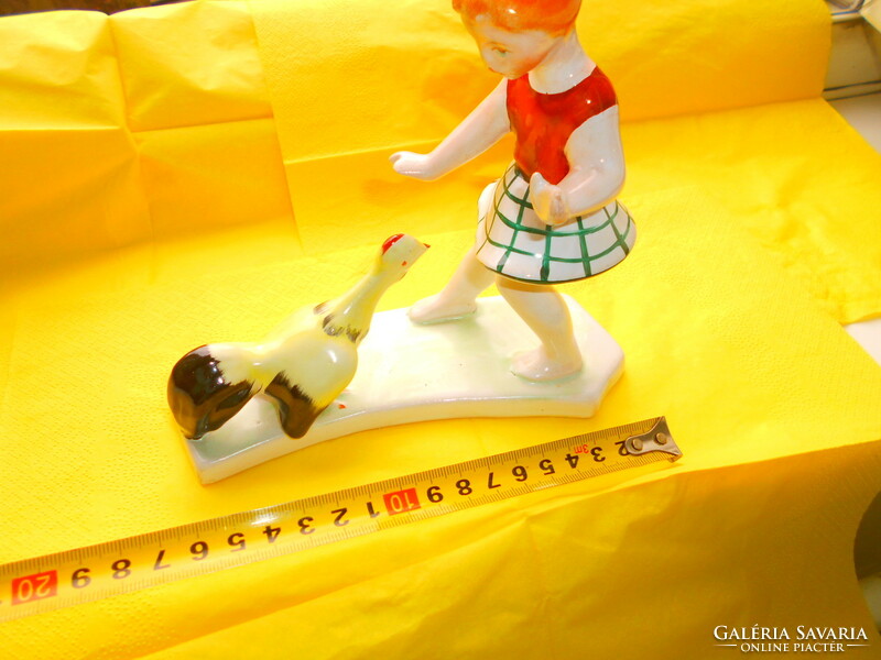 Bodrogkeresztúri  kislány kakassal -kerámia figura