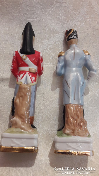 Two antique soldiers in a porcelain pair (l3135)