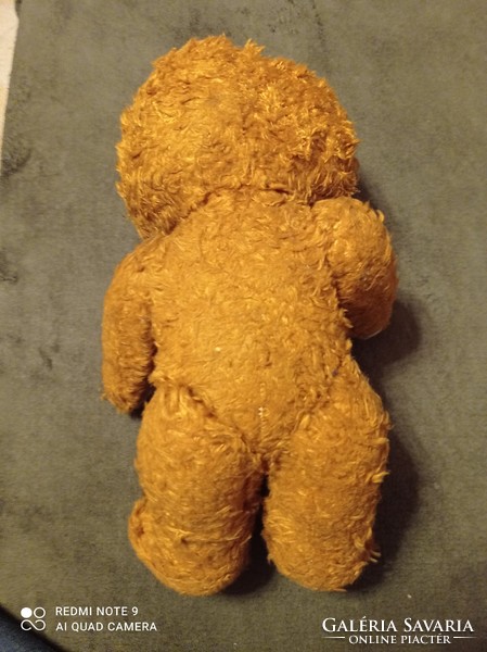A humming teddy bear filled with old straw