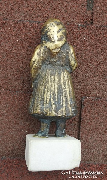 Bronz parasztlány szobor márvány talpon