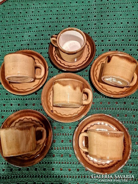 Korongozott kávés csészék
