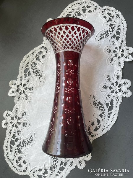 Gyönyörű rubin, bordó csiszolt kristály üveg váza, 26 cm, hibátlan
