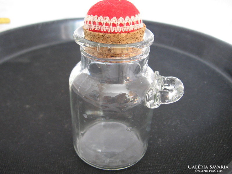 Kis egyfülű üveg csupor, fűszeres , díszitett parafa dugóval