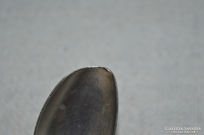 1 small violin-shaped silver spoon