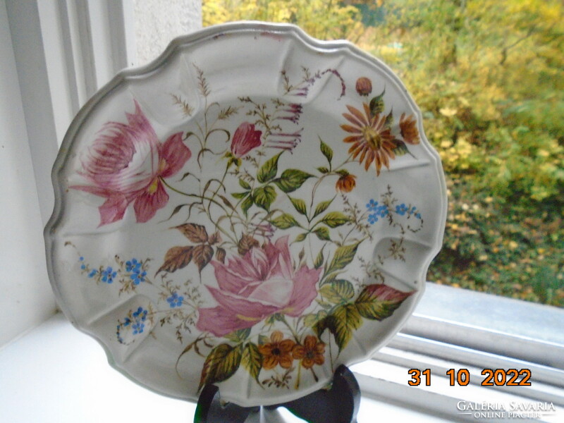 Renaissance revival hand-painted majolica bowl with a unique renaissance flower pattern