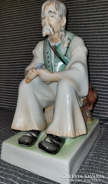 Zsolnay nagyméretű szalonnázó paraszt porcelán figura III.