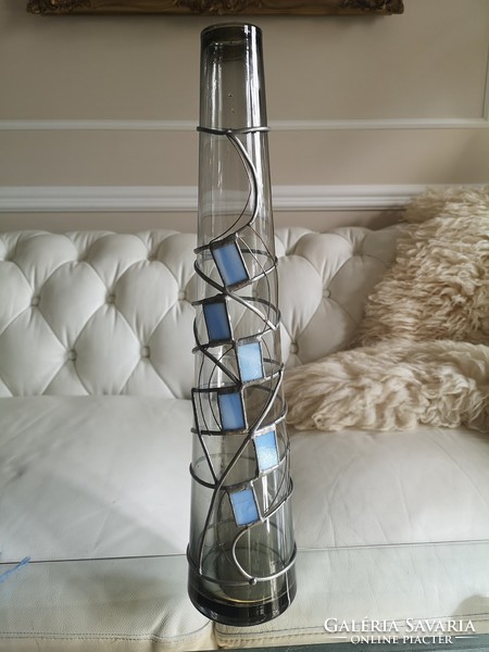 Óriási, fújt üveg váza, 46 cm, külsején geometrikus Tiffany technika, kézzel készített.