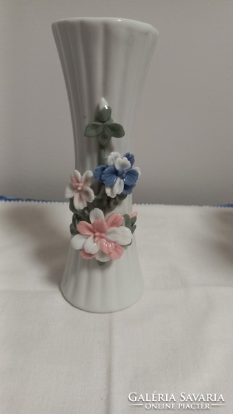 Vintage német porcelán váza színes virágdíszítéssel. Vázatest bordázott, jelöletlen.