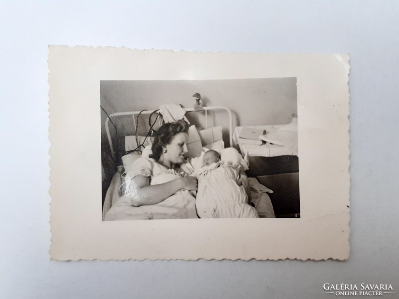 Régi kórházi fotó szülészet baba anya fénykép