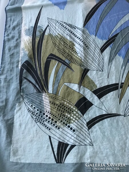 Loredano márkájú selyemkendő finom pasztell színekkel, 78 x 76 cm