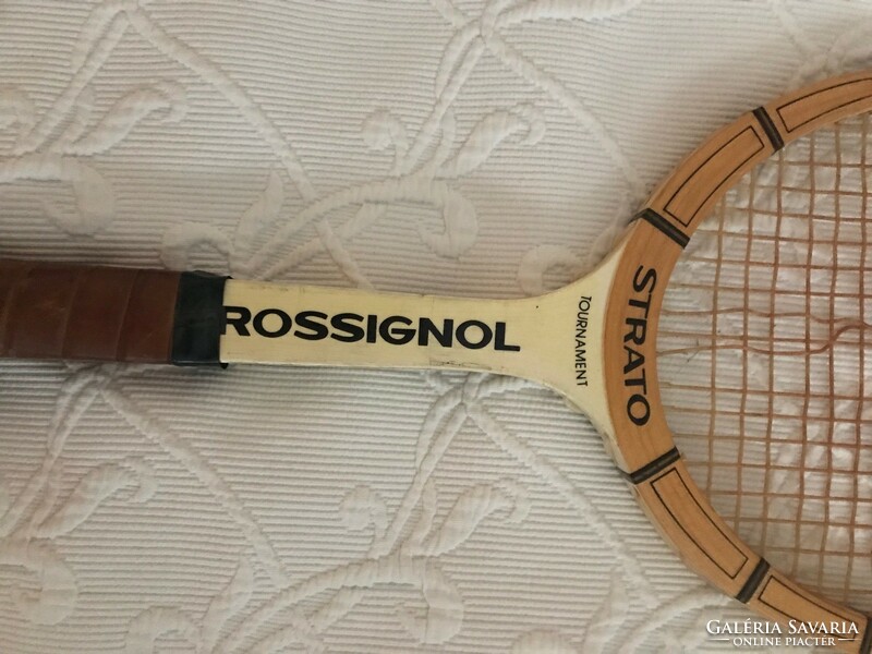 Rossignol strato retro tennis racket made in usa. With minor damage, 70x26 cm with leather handle.