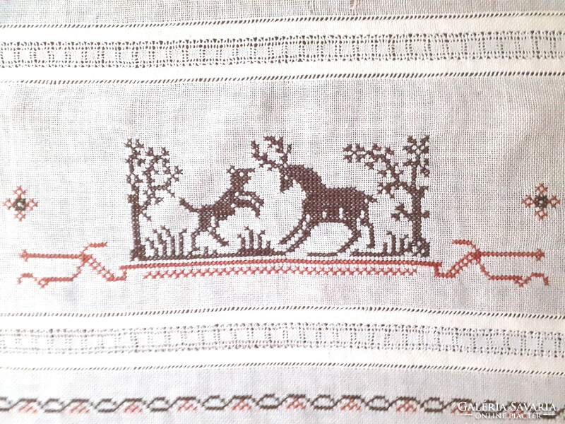 Régi hímzett szarvasos terítő. 49x26 cm
