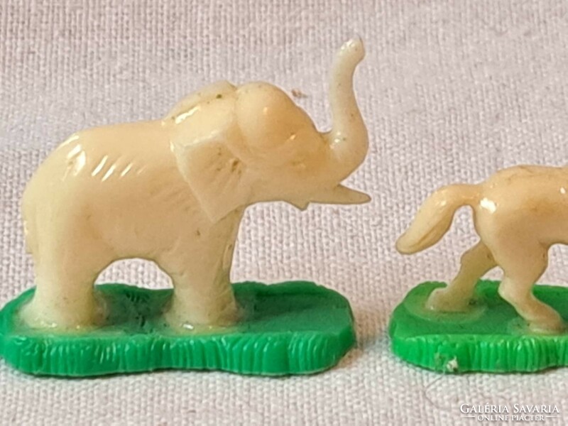 3 plastic miniature animal figures