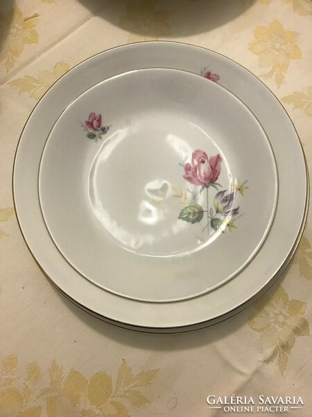 Kahla német porcelán tányérok szép virág mintával. 6 db-os készlet.Mély,lapos tányér és süteményes.
