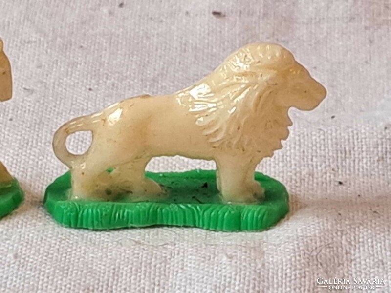 3 plastic miniature animal figures