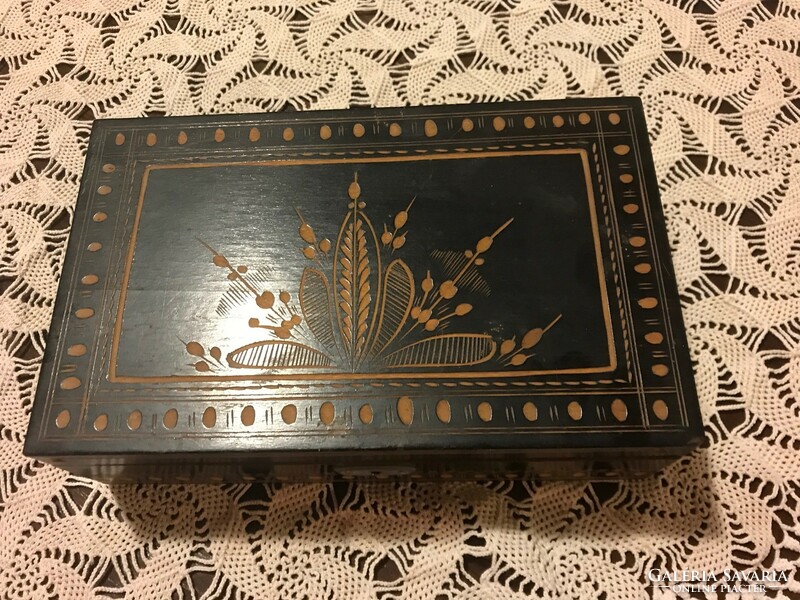 Carved and engraved wooden box. Xx. Second half, 60s, 70s. In undamaged condition.