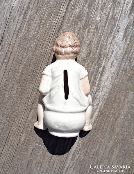 Régi biszkvit porcelán bilin ülő fiú persely figura