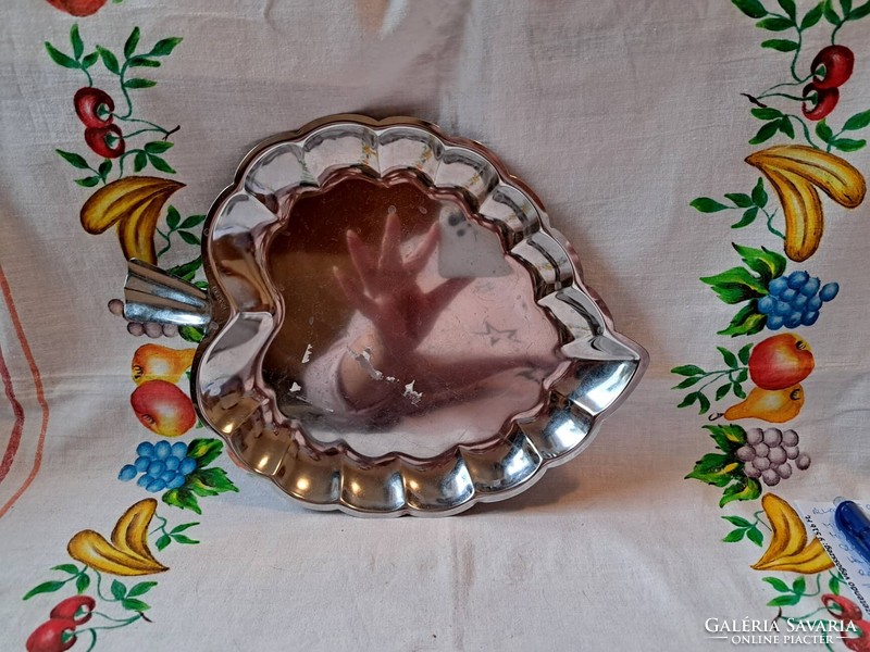 Leaf-shaped serving tray made of metal