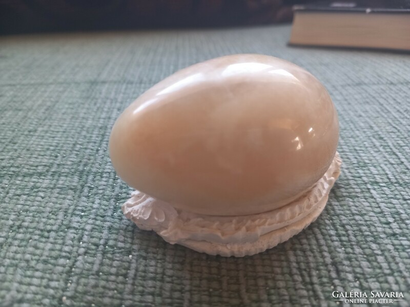 With mineral egg holder