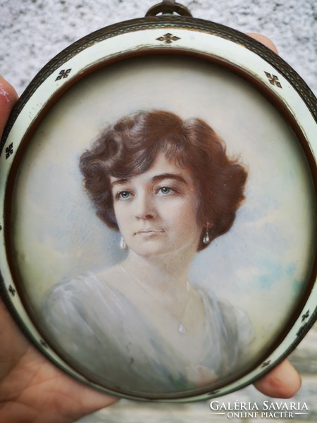 Antik női portré Biedermeier miniatűr csont lemezre festett, zománcozott réz keretben. Jó kvalitású