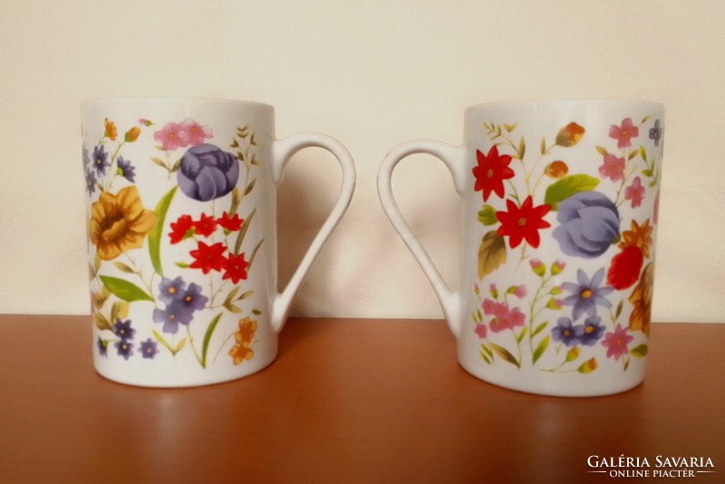 Két színes vidám hangulatos tavaszi virágos virágmintás porcelán teás kakaós bögre pár hibátlan 2 dl