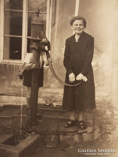 Régi fotó vintage női fénykép vaskút kép 1944