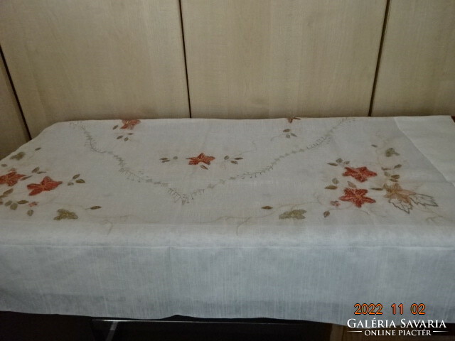 Machine embroidered tablecloth, size: 110 x 110 cm. He has! Jokai.