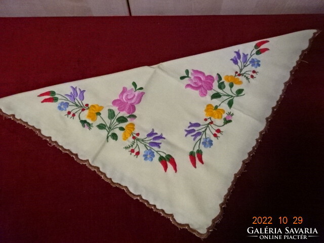 Embroidered tablecloth, embroidered on yellow linen with a Kalocsa pattern. He has! Jokai.