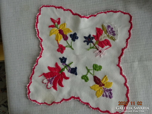 Embroidered tablecloth with Kalocsa pattern, size 16.5 x 16.5 cm. He has! Jokai.