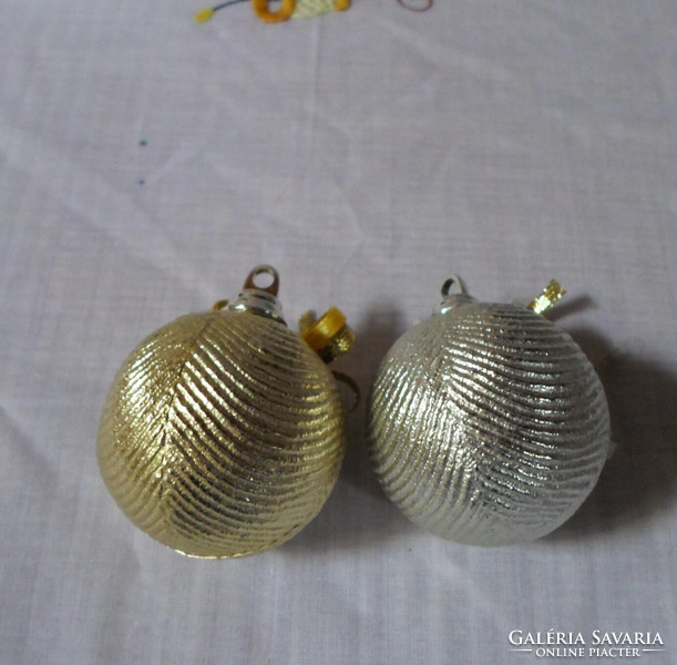 Retro karácsonyfadísz: arany és ezüst színű, hullámmintás gömb, szalag